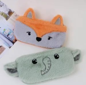 Gros plan de trousses en peluche renard et éléphant avec une texture de fausse fourrure douce
