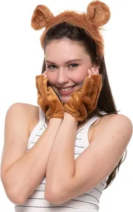 Nahaufnahme von flauschigem Löwenohren-Stirnband und Plüschhandschuhen an einem Modell