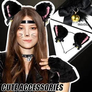 Vue détaillée du serre-tête oreilles de chat en peluche avec cloches et mitaines