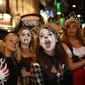 Medusa Schlangen Stirnbänder getragen von Frauen auf einer Halloween-Party nachts