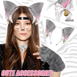 Vue détaillée de l'ensemble cosplay avec oreilles de chat grises et gants