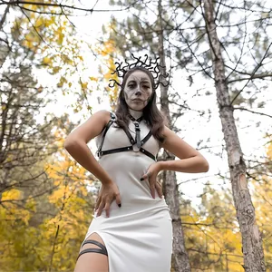Detailansicht Medusa Schlangen-Stirnband an Model mit Skelett-Make-up für Halloween