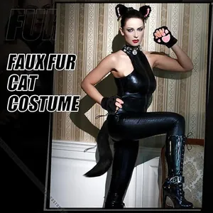 Vue détaillée du costume de chat en similicuir avec oreilles et gants en forme de pattes.