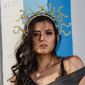 Detailansicht des goldenen Medusa Schlangen Stirnbands für Halloween Kostüm an einem Model.