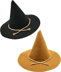 Detalle de sombreros de espantapájaros negros y marrones con ribete de cuerda rústica