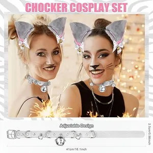 Vue détaillée de l'ensemble bandeau oreilles de chat en peluche et tour de cou à clochette