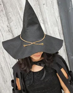 Detalle de un sombrero de bruja negro y capa para conjunto de disfraz de Halloween