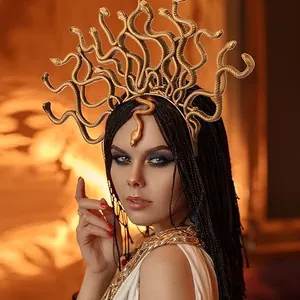 Detailansicht eines goldenen Medusa Schlangenkopfschmucks für Halloween-Kostüme