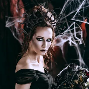 Detaillierte Ansicht eines dunklen Medusa Schlangen Stirnbandes auf einem Modell für Halloween