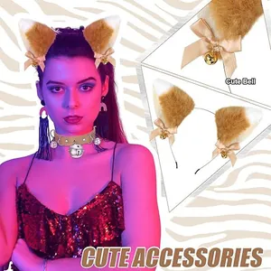 Vue détaillée d'un serre-tête oreilles de renard et d'un collier doré avec cloche.