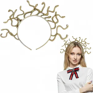 Detailansicht eines goldenen Medusa-Schlangen-Stirnbands für Halloween- und Cosplay-Kostüme