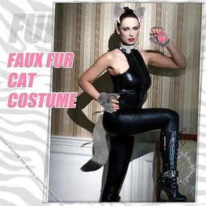 Ensemble de costume de renard en fausse fourrure grise avec oreilles, gants et queue.