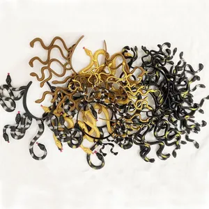 Detailansicht verschiedener Medusa-Schlangen-Stirnbänder in Gold und Schwarz für Halloween