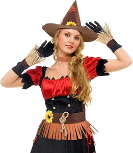 Vista detallada del disfraz de espantapájaros de Halloween con guantes de paja