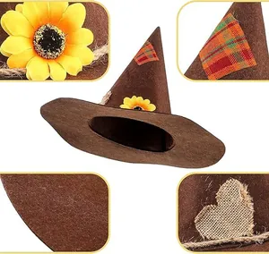 Vista detallada del sombrero de espantapájaros marrón con girasol y parches