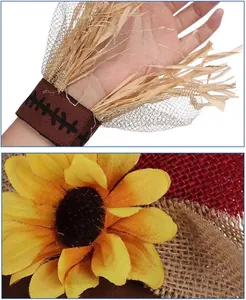 Detalle de primer plano del accesorio de espantapájaros con pulsera de rafia y girasol