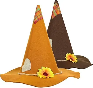 Primer plano de sombreros de espantapájaros decorativos con girasoles y parches de fieltro