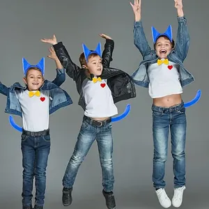 Drei Kinder tragen blaue Katzenohren-Stirnbänder und passende Schwänze für Cosplay
