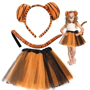Dettaglio con orecchie di tigre in peluche, papillon, coda e gonna tutu soffice