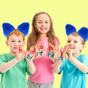 Fröhliche Kinder tragen königsblaue Plüsch Katzenohren bei einer Geburtstagsparty