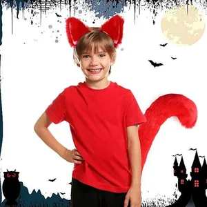 Kind mit roten Fuchsohren-Stirnband und passendem Schwanz-Kostümset für Halloween