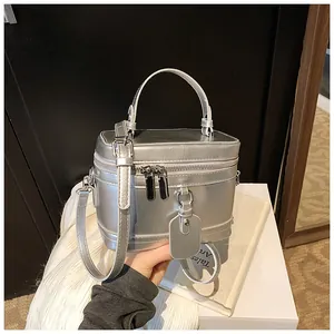 Sac à main boîte argenté métallique avec design structuré et double fermeture éclair