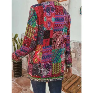Rückenansicht einer Frau in einem langärmeligen Cardigan mit ethnischem Vintage-Druck