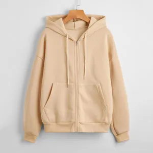 Vue de face d'un sweat à capuche beige en polaire avec fermeture éclair et poches
