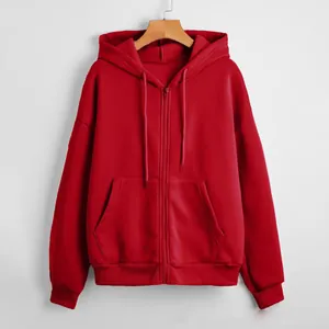 Vue détaillée d'un sweat à capuche unisexe rouge zippé et doublé polaire avec cordon
