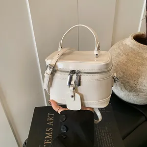 Sac à main boîte minimaliste blanc crème avec poignée supérieure et bandoulière réglable