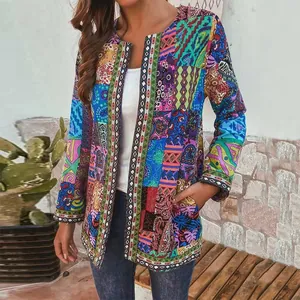 Detailansicht des Vintage-Ethno-Patchwork-Drucks auf der Damen-Langarm-Strickjacke