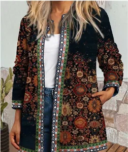 Detail des Damen-Cardigans im Vintage-Ethno-Print mit offenem Design und Mustern