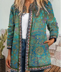Detail des Damen-Cardigans mit langen Ärmeln, Ethno-Blumenprint und praktischer Seitentasche