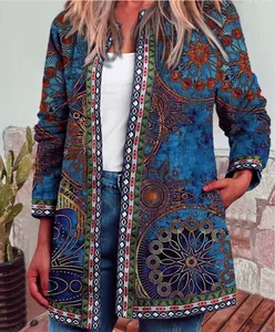 Detailansicht einer Damen Langarm-Strickjacke mit vintage ethnischem Boho-Druck