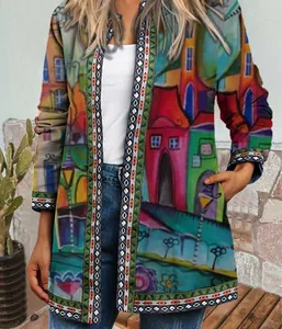 Nahaufnahme des Vintage-Ethno-Prints auf der langärmeligen Damen-Cardigan-Jacke