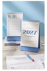 Vista dettagliata del calendario da tavolo minimalista coreano 2027 colorato in azzurro