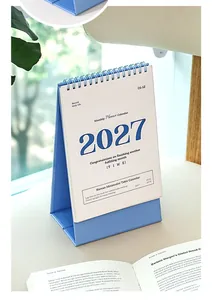 Vista dettagliata di un calendario da tavolo coreano blu 2027 minimalista su un tavolo