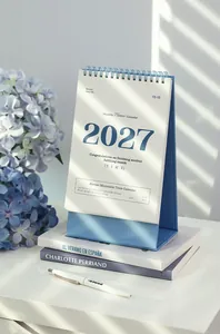Primo piano di un calendario da tavolo coreano minimalista 2027 con rilegatura a spirale