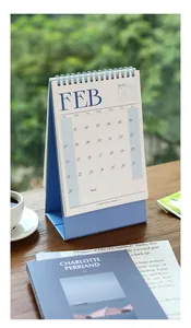 Vista estetica del calendario da tavolo blu minimalista 2027 che mostra la pagina del mese di febbraio