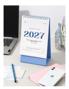 Vista dettagliata di un calendario da tavolo 2027 blu minimalista su una scrivania moderna