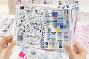 Primer plano detallado de varias pegatinas decorativas de colores en un cuaderno de espiral