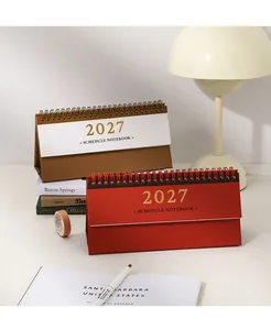 Detaillierte Ansicht des Mini-Horizontalkalenders 2027 in den Farben Rot und Braun.