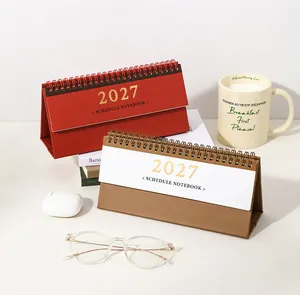 Horizontaler Mini-Tischkalender 2027 mit Terminplaner auf einem weißen Schreibtisch