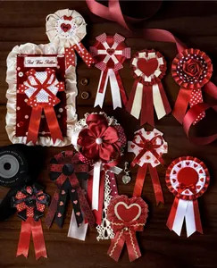 Gedetailleerde weergave van rode en witte lintmedaille-stickers voor DIY-journaling