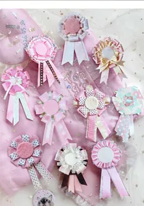 Gedetailleerde weergave van diverse roze rozetstickers voor journaling en DIY-knutselen