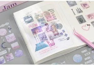 Detailweergave van PET-stickers met balletthema op een ruitjesnotitieboek