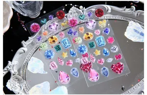 Dettaglio di adesivi con gemme colorate a forma di cuore e diamante per decorazioni