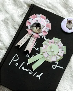 Detailopname van vintage lintmedaille-stickers met kattenpatronen op een zwart boek