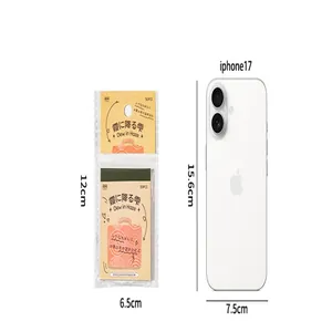 Comparaison de taille d'autocollants de journal à côté d'un smartphone avec mesures