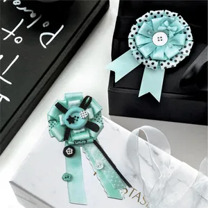 Handgemaakte mintgroene lint rozet badges met knoopaccenten voor DIY journaling
